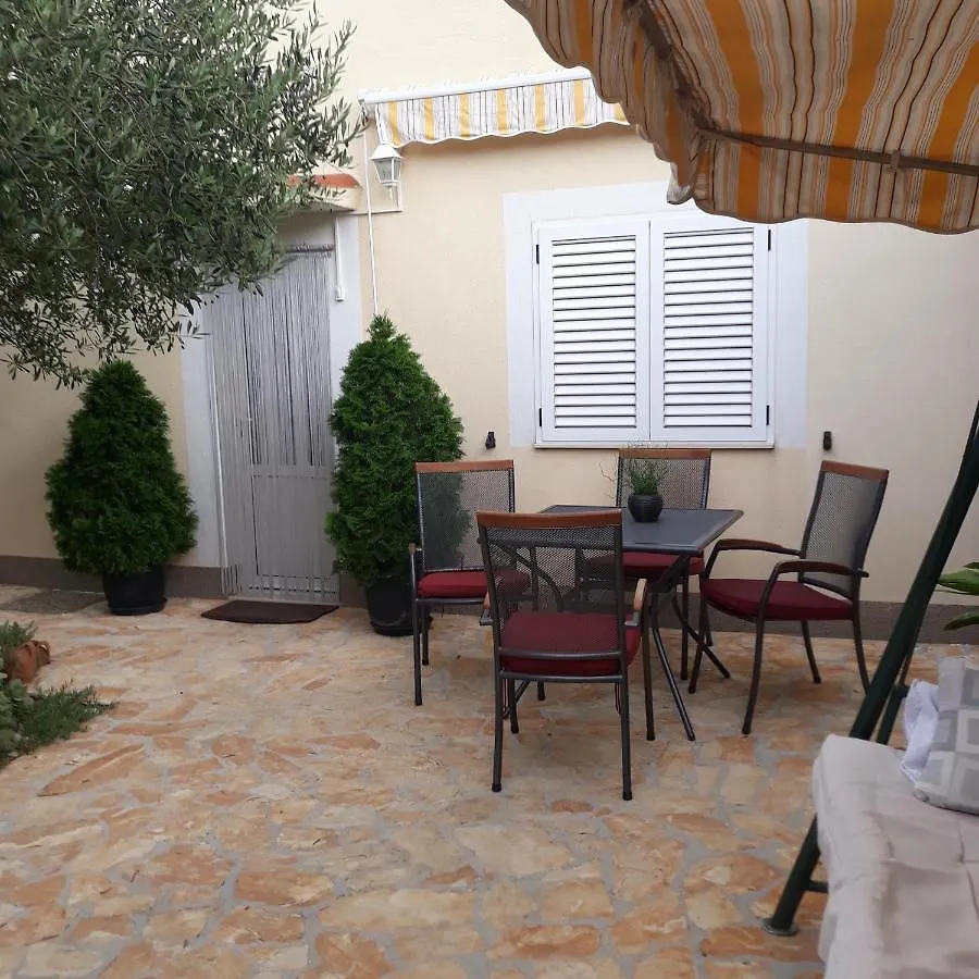 Apartment Mira Трогир