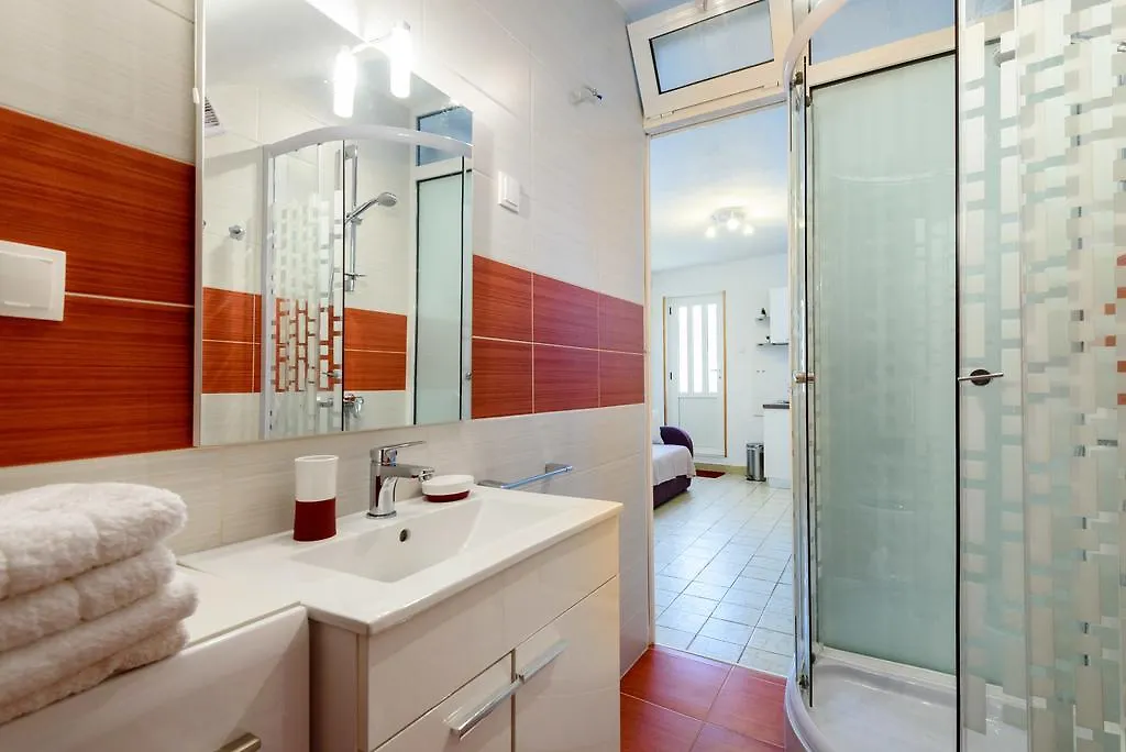 Apartment Mira Трогир 0*,